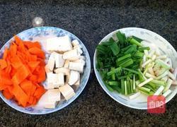 木耳炒豆腐的做法图解1