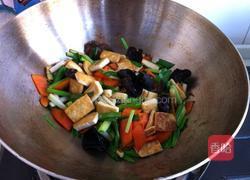 木耳炒豆腐的做法图解8