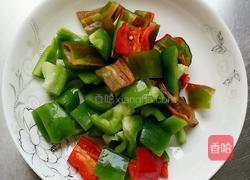 肉丁炒青红椒的做法图解1