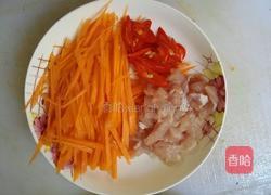 荷兰豆胡萝卜炒瘦肉的做法图解2