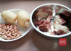 花生莲藕筒骨汤的做法图解1