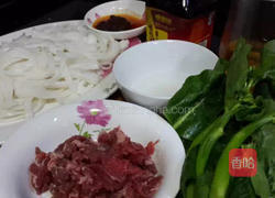 炒牛肉粿条的做法图解1