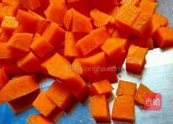 玉米炒萝卜的做法图解1