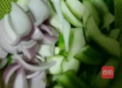 丝瓜木耳炒鱼滑的做法图解1