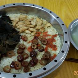 红枣枸杞木耳鸡肉蒸饭的做法[图]