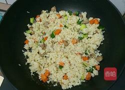 蔬菜肉丁炒饭的做法图解7