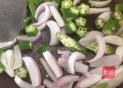 煸秋葵洋葱的做法图解2