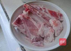 土豆炖排骨的做法图解1