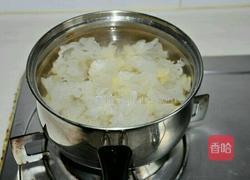 银耳百合炖雪梨的做法图解3