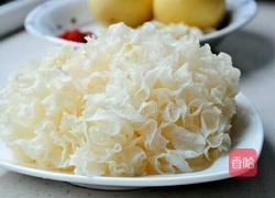 银耳百合炖雪梨的做法图解2