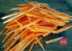 凉拌胡萝卜丝的做法图解1