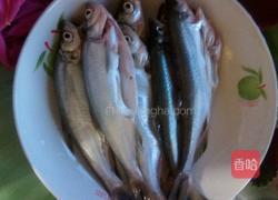 红烧炸小河鱼的做法图解1