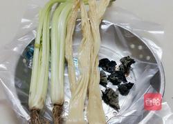 黑木耳芹菜炒腐竹的做法图解1