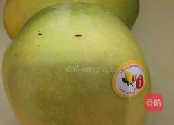 鲜榨芒果汁的做法图解2