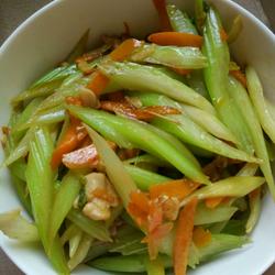 西芹炒红萝卜鸡腿肉的做法[图]