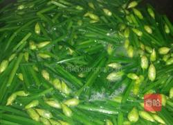 韭菜花炒鸡蛋的做法图解2