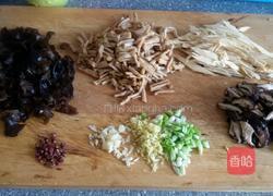菌菇鸡丝打卤面的做法图解1