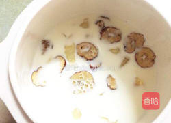 花胶炖红枣牛奶的做法图解4