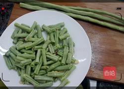 蒜香豆角炒肉丝的做法图解1
