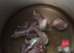 莲藕龙骨汤的做法图解2