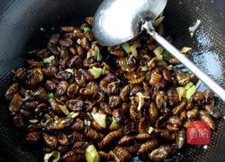 蛋炒蚕蛹的做法图解2