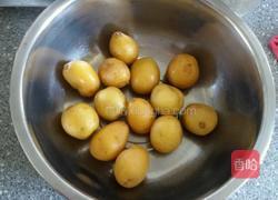 酱味小土豆的做法图解1