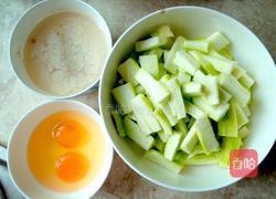 丝瓜炒鸡蛋(排骨汤版)的做法图解2