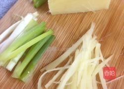 荸荠西芹炒瘦肉的做法图解3