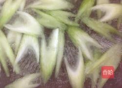 荸荠西芹炒瘦肉的做法图解4