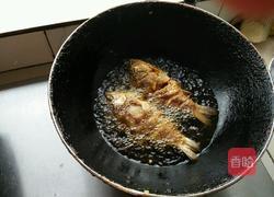 干煸小鲫鱼的做法图解1