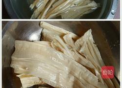 西兰花胡萝卜腐竹炒肉的做法图解2