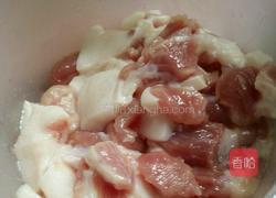 西兰花胡萝卜腐竹炒肉的做法图解5