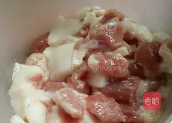 西兰花胡萝卜腐竹炒肉的做法图解5