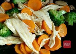西兰花胡萝卜腐竹炒肉的做法图解11