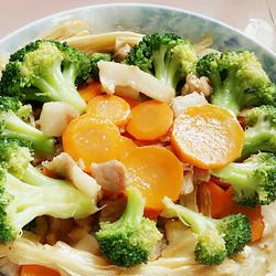 西兰花胡萝卜腐竹炒肉的做法[图]
