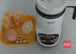 银耳莲子鸡蛋糖水的做法图解1