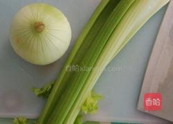 西芹炒洋葱的做法图解1
