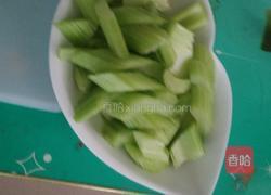 西芹炒洋葱的做法图解2