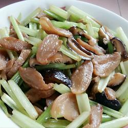 芹菜香菇炒萝卜干的做法[图]
