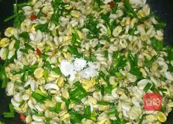 薄壳米炒韭菜梗的做法图解5