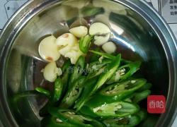 辣椒炒白蘑菇的做法图解1