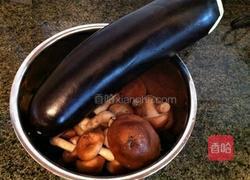 茄子素馅饺子的做法图解1