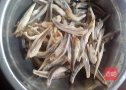 豉汁蒸小咸鱼干的做法图解1