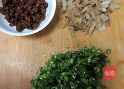 青椒炒油渣豆鼓的做法图解1