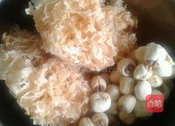 银耳莲子汤的做法图解1