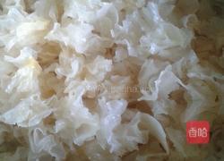 银耳莲子汤的做法图解2