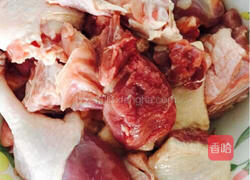 山药闷鸭的做法图解1