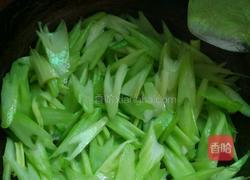 芹菜炒腊味的做法图解3
