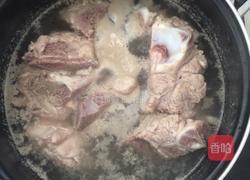 板栗玉米胡萝卜骨头汤的做法图解1