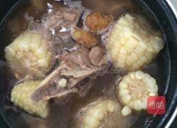 板栗玉米胡萝卜骨头汤的做法图解4